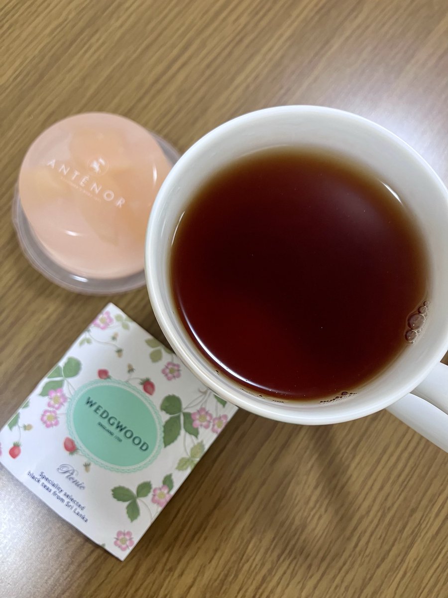 lowleys_'s tweet photo. 🫖WEDGWOOD ピクニックティー
🍪ANTENOR ももゼリー
すごい久しぶりにゼリー食べた🍑✨
ゼリーって、こんなに甘かったっけ?
#木漏れ日のお茶会
#茶好連
#おうちカフェ
#ウェッジウッド
#ANTENOR https://t.co/0jSgAsTfjF