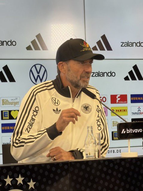 ActuFoot_'s tweet photo. « UN PARMI 83 MILLIONS » 🧢🇩🇪

Pour sa première conférence de presse, JÜRGEN KLOPP PREND POSITION APRÈS LA MONTÉE DE L’EXTRÊME DROITE EN ALLEMAGNE 👇

« JE NE VEUX PAS LAISSER LA FIERTÉ NATIONALE AUX MAUVAISES PERSONNES !!! 

J’aimerais déjà beaucoup que l’on soit heureux de vivre dans ce merveilleux pays. Un patriotisme positif, volontiers ! (…)

Il explique le choix de sa casquette et pas un drapeau 👇 :
« Je voulais ramener le drapeau mais je ne veux pas que quand quelqu’un le brandit, on se dise : qu’est-ce qui ne va pas chez toi ? »

🎙️ conf. de presse via @berger_pj