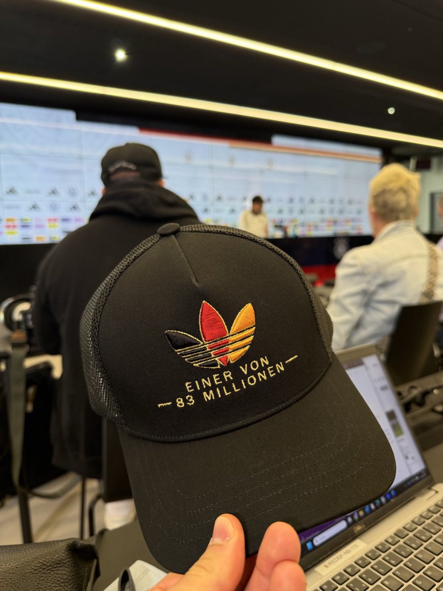 ActuFoot_'s tweet photo. « UN PARMI 83 MILLIONS » 🧢🇩🇪

Pour sa première conférence de presse, JÜRGEN KLOPP PREND POSITION APRÈS LA MONTÉE DE L’EXTRÊME DROITE EN ALLEMAGNE 👇

« JE NE VEUX PAS LAISSER LA FIERTÉ NATIONALE AUX MAUVAISES PERSONNES !!! 

J’aimerais déjà beaucoup que l’on soit heureux de vivre dans ce merveilleux pays. Un patriotisme positif, volontiers ! (…)

Il explique le choix de sa casquette et pas un drapeau 👇 :
« Je voulais ramener le drapeau mais je ne veux pas que quand quelqu’un le brandit, on se dise : qu’est-ce qui ne va pas chez toi ? »

🎙️ conf. de presse via @berger_pj
