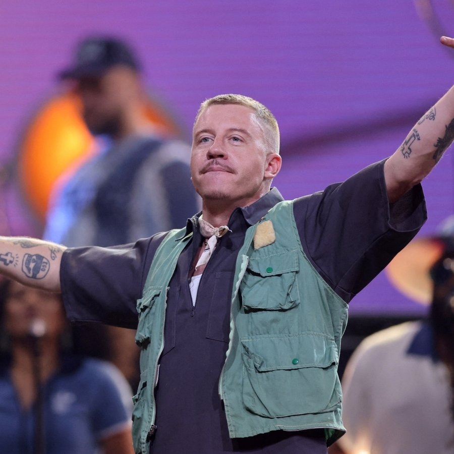 medya3tr's tweet photo. 🔴 Rapçi Macklemore, Ed Sheeran'ın turnesinden kazandığı gelirin 1.000.000 dolarını Filistin'e bağışlayacak.

"Bir Filistinlinin hayatı, bu dünyadaki herhangi bir hayattan daha az değerli değil." https://t.co/itkT5FnCRz
