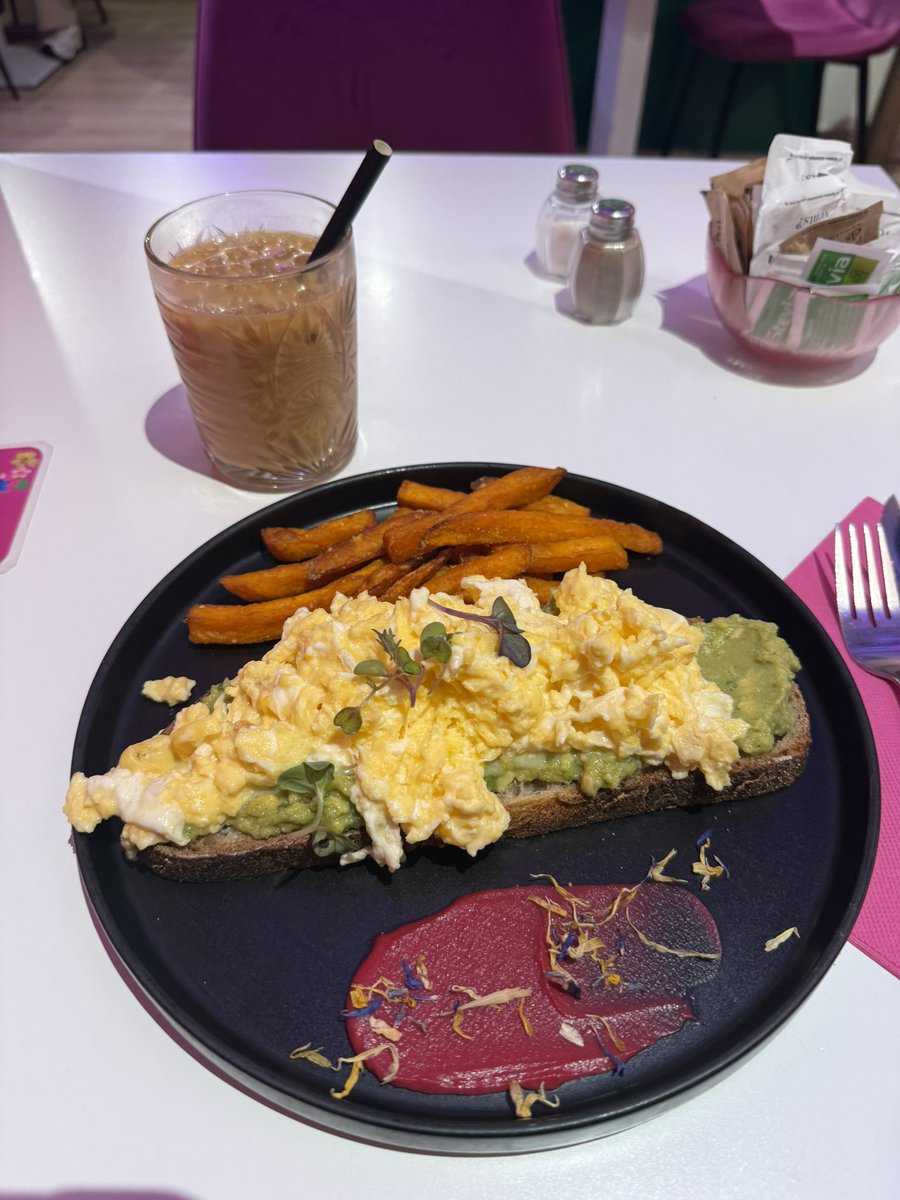 feeramescua's tweet photo. Un desayuno en Barcelona escuchando “delicate”  🙌🏼✨ https://t.co/dVrUU38Vi5