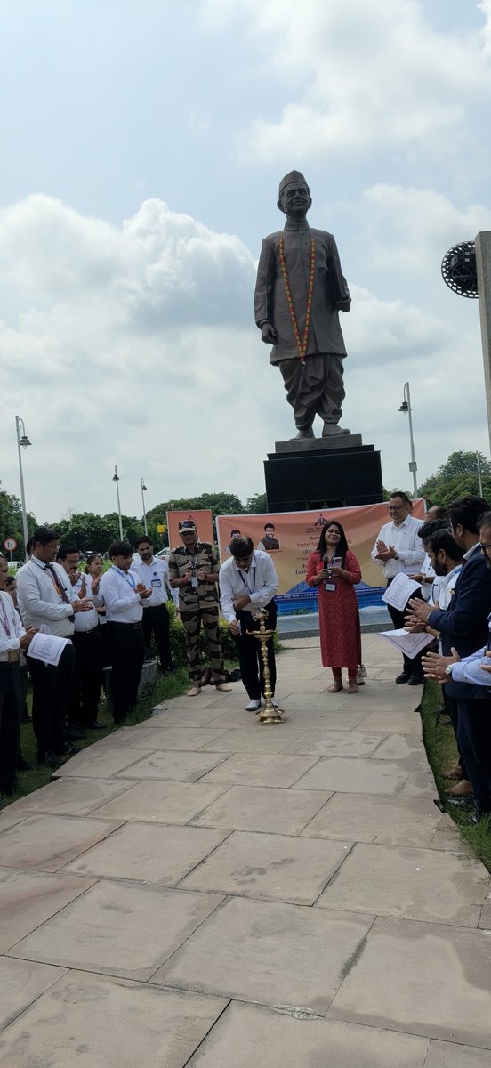 aaivnsairport's tweet photo. वाराणसी के लाल बहादुर शास्त्री अंतर्राष्ट्रीय हवाई अड्डे पर 'यात्री सेवा दिवस' के शुभ अवसर पर दीप प्रज्वलन (Lamp Lighting) एवं राष्ट्रगीत 'वंदे मातरम' के सुमधुर गायन के साथ कार्यक्रम का भव्य शुभारंभ किया गया। ✈️✨
​#YatriSewaDiwas #PassengerServices
@MoCA_GoI 
@AAI_Official https://t.co/MgxiH7wbMK