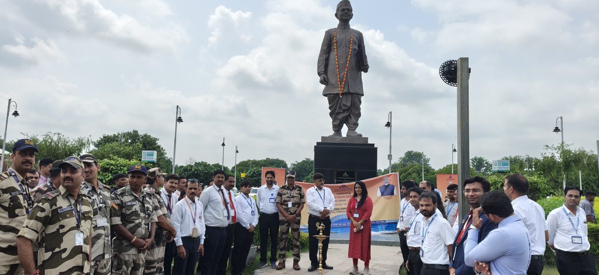 aaivnsairport's tweet photo. वाराणसी के लाल बहादुर शास्त्री अंतर्राष्ट्रीय हवाई अड्डे पर 'यात्री सेवा दिवस' के शुभ अवसर पर दीप प्रज्वलन (Lamp Lighting) एवं राष्ट्रगीत 'वंदे मातरम' के सुमधुर गायन के साथ कार्यक्रम का भव्य शुभारंभ किया गया। ✈️✨
​#YatriSewaDiwas #PassengerServices
@MoCA_GoI 
@AAI_Official https://t.co/MgxiH7wbMK