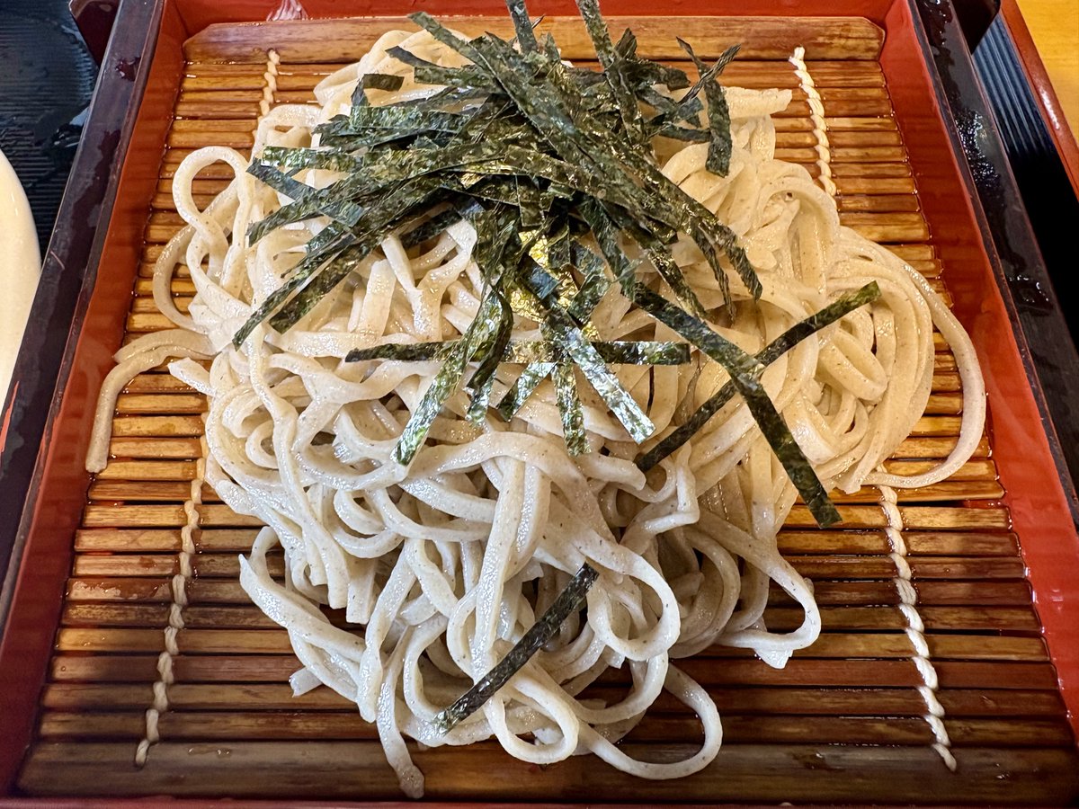 chobi3112's tweet photo. 遅めのランチは同行者のリクエストもあって蕎麦。
鉄板の物産センター山桜。
蕎麦はもちろんなんだけどここは天ぷらも美味いよねえ。 https://t.co/qRIra4DYxf