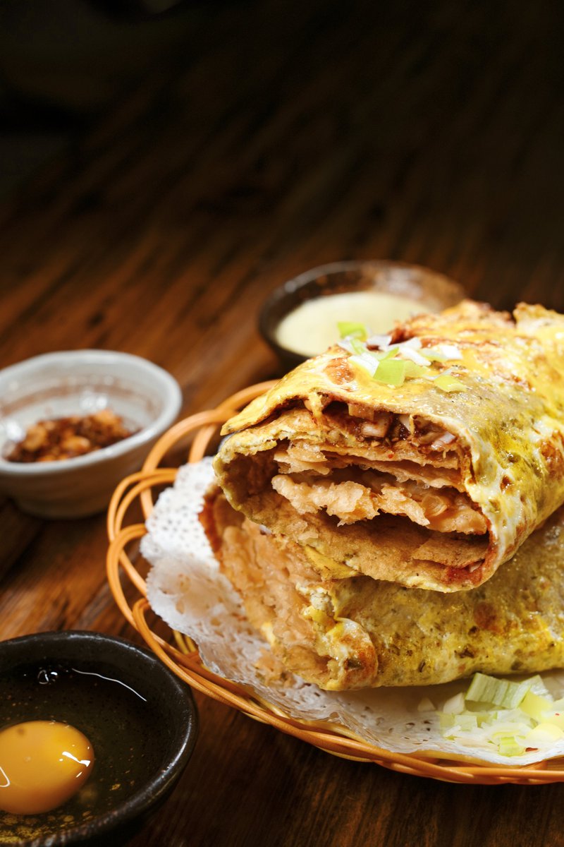 ottom100300's tweet photo. Craving late-night street vibes This crispy Chinese scallion pancake hits different—flaky, savory, perfect with a hot soy milk!  #StreetFoodMagic， https://t.co/Tuad2Pj40Q