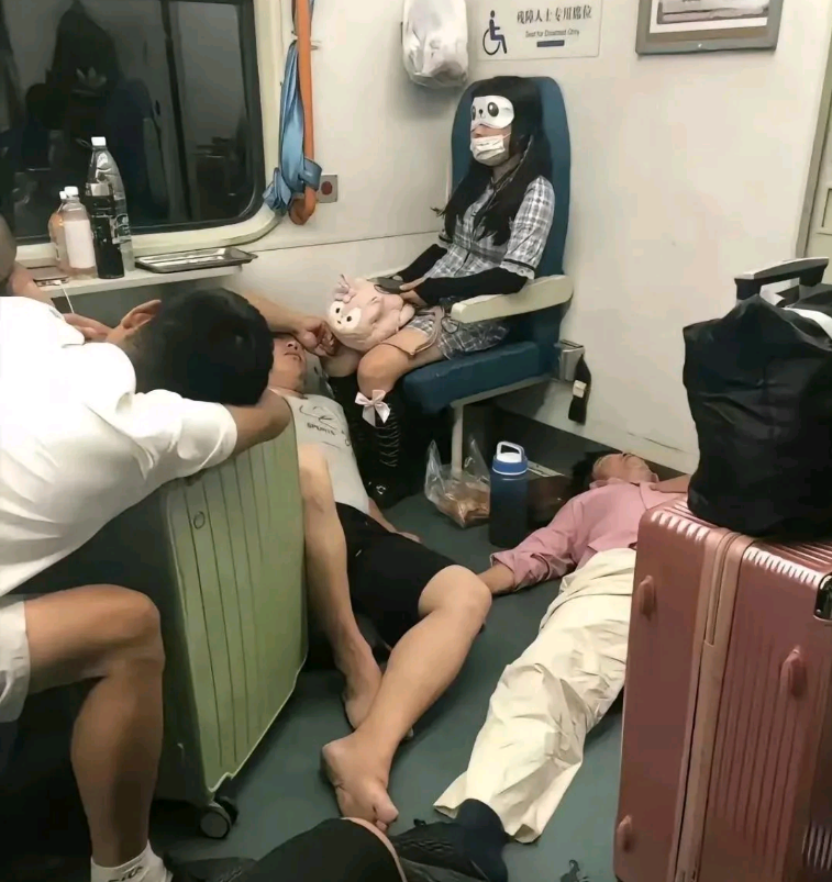 CycleDecoded's tweet photo. 在火车上这样有没有考虑过别人的感受? https://t.co/ncvY4Nsc6D