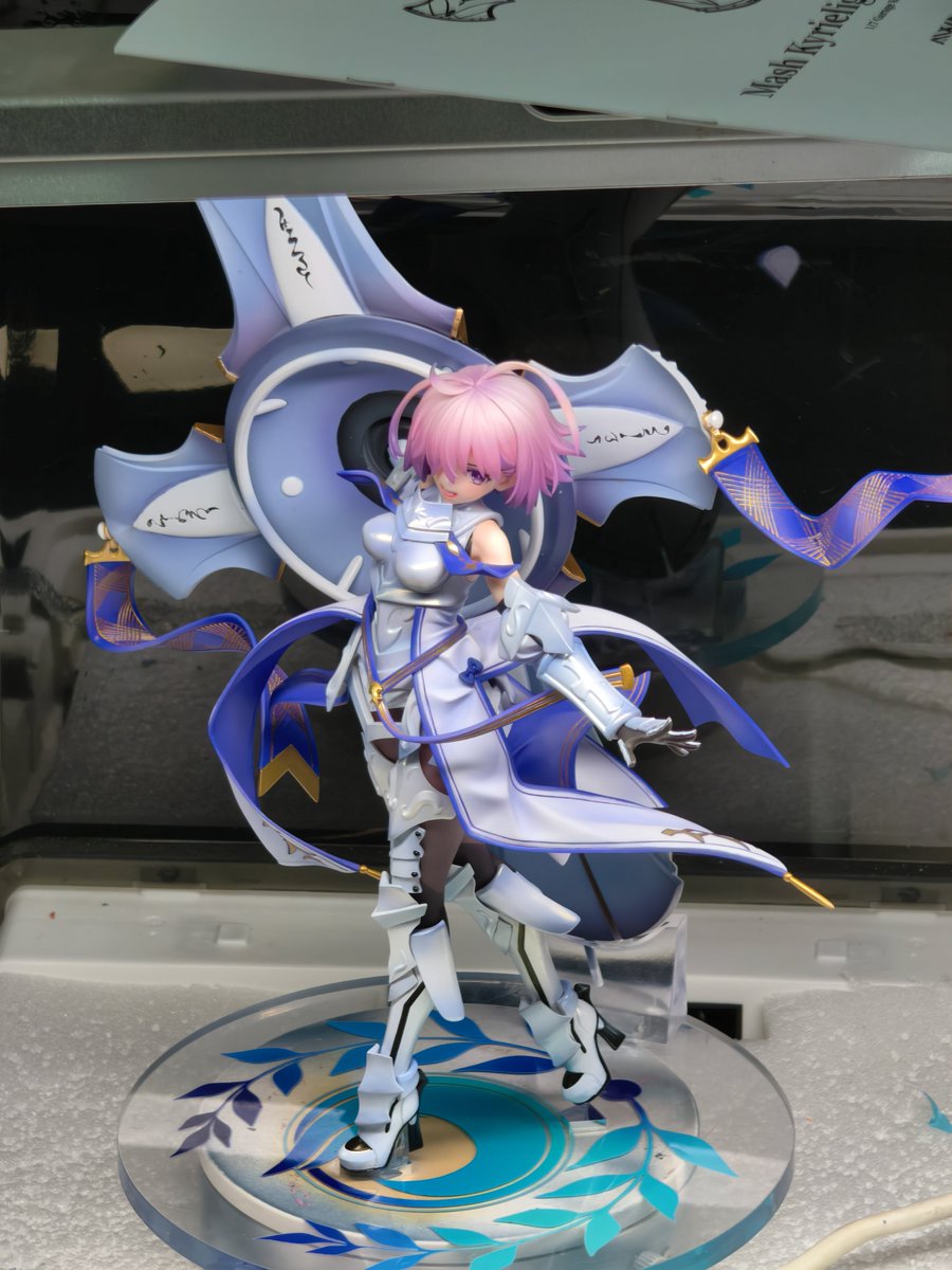 t1gw1KOCpWd1leF's tweet photo. 在制作盾牌的金属背面时，我的遮盖顺序是 
先做两处凹陷的紫色渐变金属色
将紫金属色遮盖后整体喷白色加珠光
再用黑色水性或者珐琅做的凹陷字
将白色的部分全部遮盖，其余部分全部喷金
然后将金色部分遮盖喷黑
最后做盾牌上一圈凸起的圆点，这样的话不用撕遮盖，重新遮，一路遮到底，最后全部撕掉 https://t.co/xYzgqejaBf