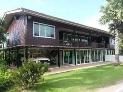 Bossanova2545's tweet photo. .                     🌿เจ้าของบ้านไม่อยู่แล้ว😞

บ้านที่แสนจะธรรมดา ที่ขึ้นทะเบียนเป็นเกษตกรทำไร่ บ้านทรงงานหลังสุดท้ายของ “พ่อ”

บ้านเลขที่ 1 หมู่ที่ 5 บ้านหนองคอกไก่ ตำบลเขากระปุก อำเภอท่ายาง จังหวัดเพชรบุรี ถือเป็นบ้านพักส่วนพระองค์ อีกหนึ่งหลังของในหลวง รัชกาลที่ 9 ในโครงการชั่งหัวมันตามพระราชดำริ ที่พระองค์ทรงถือโฉนดและมีชื่ออยู่ ในทะเบียนบ้าน 

โดยทรงขึ้นทะเบียนเป็นเกษตรกรทำไร่ บริเวณบ้านรายล้อมไปด้วยแปลงปลูกพืชผักท้องถิ่นของจังหวัดเพชรบุรี อาทิ เช่น สับปะรดปัตตาเวีย มะนาวพันธุ์พื้นเมือง หน่อไม้ฝรั่ง ชมพู่เพชร มะพร้าว และกะเพรา

แถมยังเปิดให้ประชาชนได้เข้ามาศึกษา เพื่อนำไปปรับใช้กับการเพาะปลูกพืชผลการเกษตรของตนเอง แต่ตอนนี้เจ้าของบ้านท่านไม่อยู่แล้ว เหลือแค่แบบอย่างการใช้ชีวิตแบบพอเพียงไว้ให้ประชาชนได้ยึดเป็นหลักในการเนินดำเนินชีวิตต่อไป
———————————————————
👉🏻เมื่อใจเราเองรู้จักคำว่า “พอ” ใจย่อมเบาลงเป็นธรรมดาเพราะความทุกข์นั้นน้อยลงและเราจะค้นพบว่า…

หลักของพ่อนี่แหละ..ที่สอนให้เราเข้าใจความสุขนั้นไม่ได้อยู่ที่การมีมากที่สุด แต่อยู่ที่การรู้จักพอดี และรู้จักประมาณตน ใช้ชีวิตด้วยเหตุผล มีภูมิคุ้มกัน และไม่ประมาทต่อความเปลี่ยนแปลงต่างๆ ที่จะเกิดขึ้น…🙏🏻🙏🏻
.