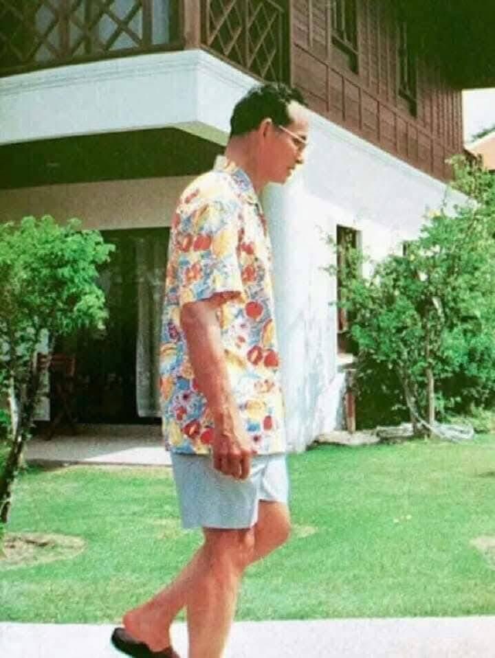 Bossanova2545's tweet photo. .                     🌿เจ้าของบ้านไม่อยู่แล้ว😞

บ้านที่แสนจะธรรมดา ที่ขึ้นทะเบียนเป็นเกษตกรทำไร่ บ้านทรงงานหลังสุดท้ายของ “พ่อ”

บ้านเลขที่ 1 หมู่ที่ 5 บ้านหนองคอกไก่ ตำบลเขากระปุก อำเภอท่ายาง จังหวัดเพชรบุรี ถือเป็นบ้านพักส่วนพระองค์ อีกหนึ่งหลังของในหลวง รัชกาลที่ 9 ในโครงการชั่งหัวมันตามพระราชดำริ ที่พระองค์ทรงถือโฉนดและมีชื่ออยู่ ในทะเบียนบ้าน 

โดยทรงขึ้นทะเบียนเป็นเกษตรกรทำไร่ บริเวณบ้านรายล้อมไปด้วยแปลงปลูกพืชผักท้องถิ่นของจังหวัดเพชรบุรี อาทิ เช่น สับปะรดปัตตาเวีย มะนาวพันธุ์พื้นเมือง หน่อไม้ฝรั่ง ชมพู่เพชร มะพร้าว และกะเพรา

แถมยังเปิดให้ประชาชนได้เข้ามาศึกษา เพื่อนำไปปรับใช้กับการเพาะปลูกพืชผลการเกษตรของตนเอง แต่ตอนนี้เจ้าของบ้านท่านไม่อยู่แล้ว เหลือแค่แบบอย่างการใช้ชีวิตแบบพอเพียงไว้ให้ประชาชนได้ยึดเป็นหลักในการเนินดำเนินชีวิตต่อไป
———————————————————
👉🏻เมื่อใจเราเองรู้จักคำว่า “พอ” ใจย่อมเบาลงเป็นธรรมดาเพราะความทุกข์นั้นน้อยลงและเราจะค้นพบว่า…

หลักของพ่อนี่แหละ..ที่สอนให้เราเข้าใจความสุขนั้นไม่ได้อยู่ที่การมีมากที่สุด แต่อยู่ที่การรู้จักพอดี และรู้จักประมาณตน ใช้ชีวิตด้วยเหตุผล มีภูมิคุ้มกัน และไม่ประมาทต่อความเปลี่ยนแปลงต่างๆ ที่จะเกิดขึ้น…🙏🏻🙏🏻
.