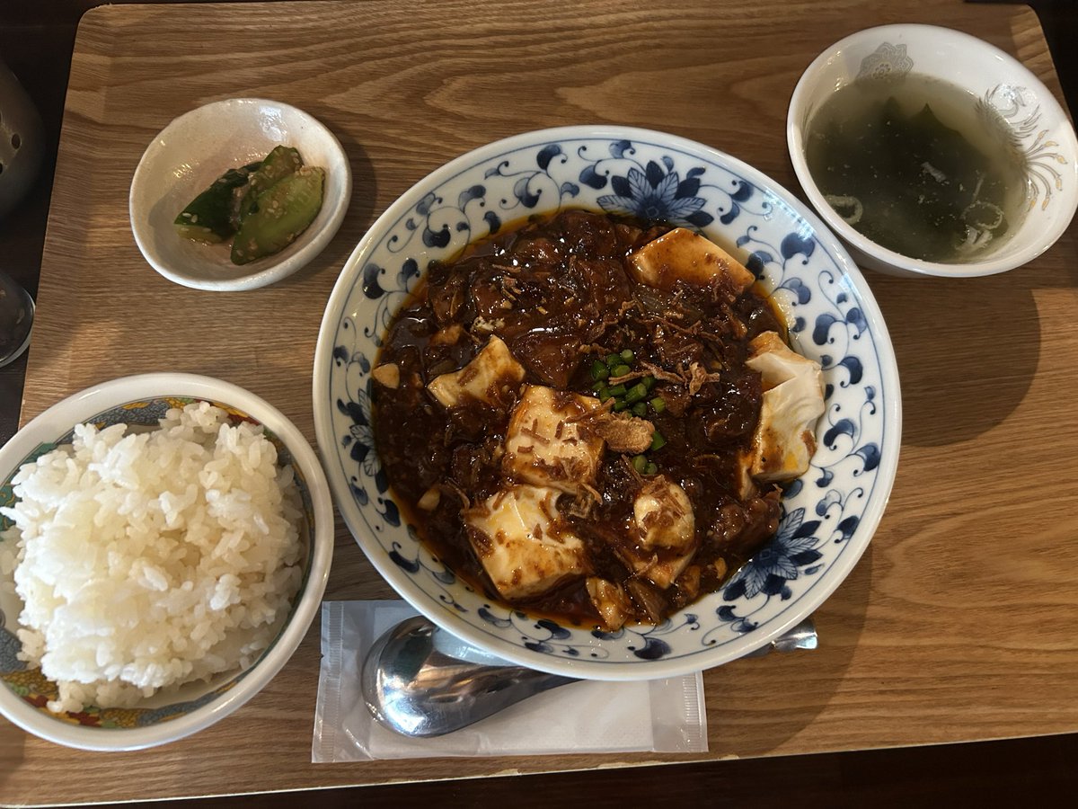 fkthere's tweet photo. 株式会社マーボードウフ@新橋
特製ラム肉 麻婆豆腐定食（¥1,300）
渋谷に映える感じの本店ができた新橋のランチ限定間借り営業。
サイゼのアロスティチーニは行ったら食べるけど、それ以外でラムは久しぶり。麻婆茄子が良かったけど売り切れでした。ラム欲はある程度満たされたからしばらくいいかな https://t.co/iKak1DlFdi