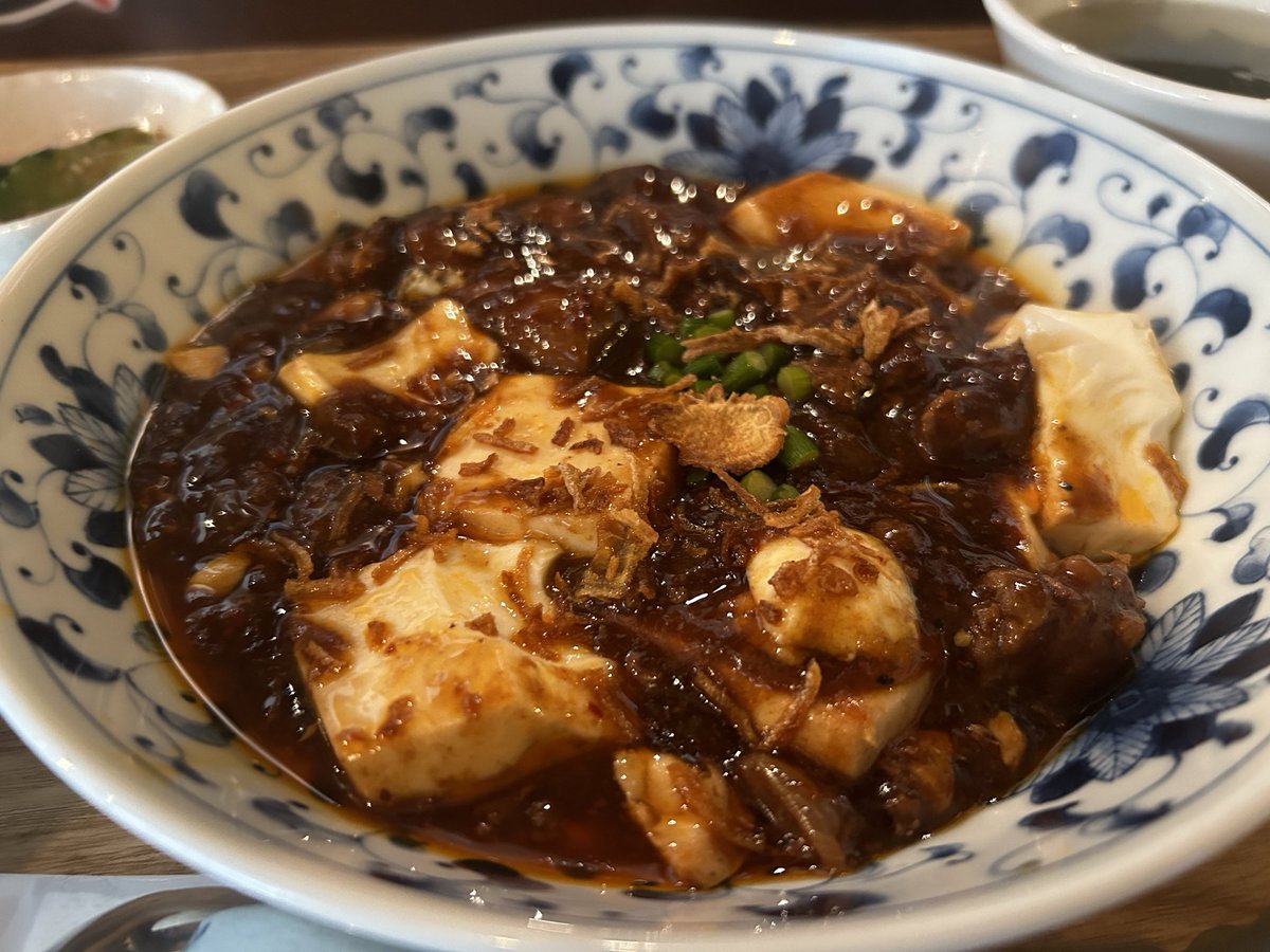 fkthere's tweet photo. 株式会社マーボードウフ@新橋
特製ラム肉 麻婆豆腐定食（¥1,300）
渋谷に映える感じの本店ができた新橋のランチ限定間借り営業。
サイゼのアロスティチーニは行ったら食べるけど、それ以外でラムは久しぶり。麻婆茄子が良かったけど売り切れでした。ラム欲はある程度満たされたからしばらくいいかな https://t.co/iKak1DlFdi