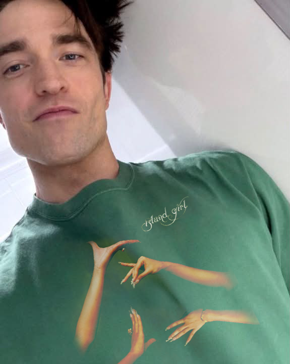 youngboxd's tweet photo. Robert Pattinson stuns with an Island Girl t-shirt in newly shared photo https://t.co/6wIo4axUOR