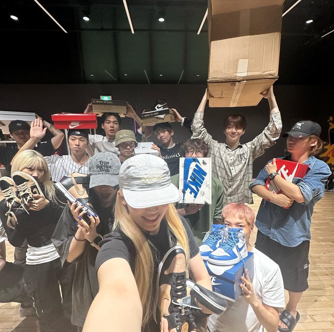 KangOsws's tweet photo. เป็นดารา ซื้อรองเท้าไนกี้ให้ทีมนักเต้นทุกคน ✅️

เป็นทหารก็เลี้ยงเบอร์เกอร์เลี้ยงพิซซ่าคนในทีม ✅️ 

พี่แดนแม่งเลิกตรงสเปคดิ่วะ https://t.co/2NS66ZQpaZ