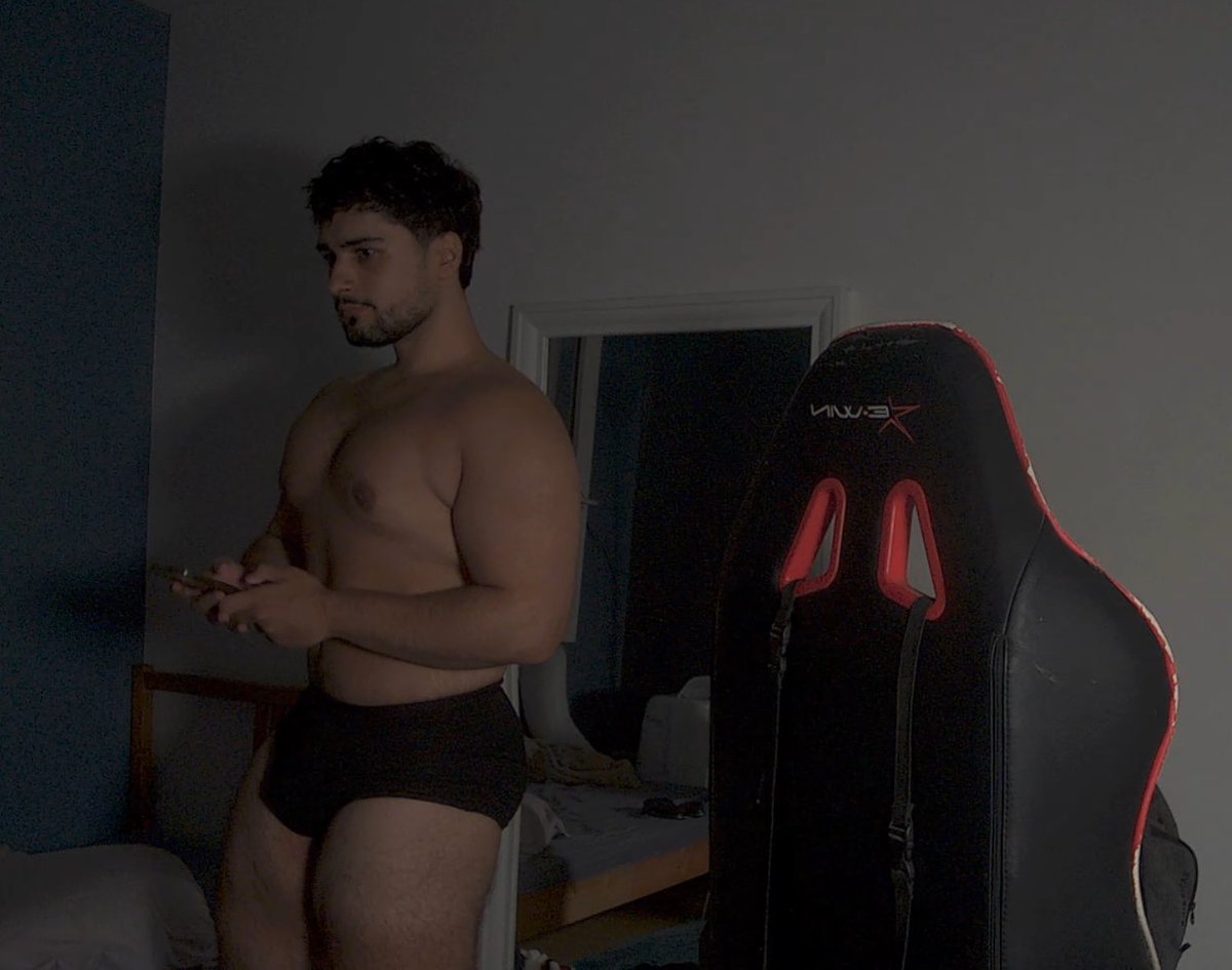 Adiliciious's tweet photo. Casually standing https://t.co/2KRBz0LBUG