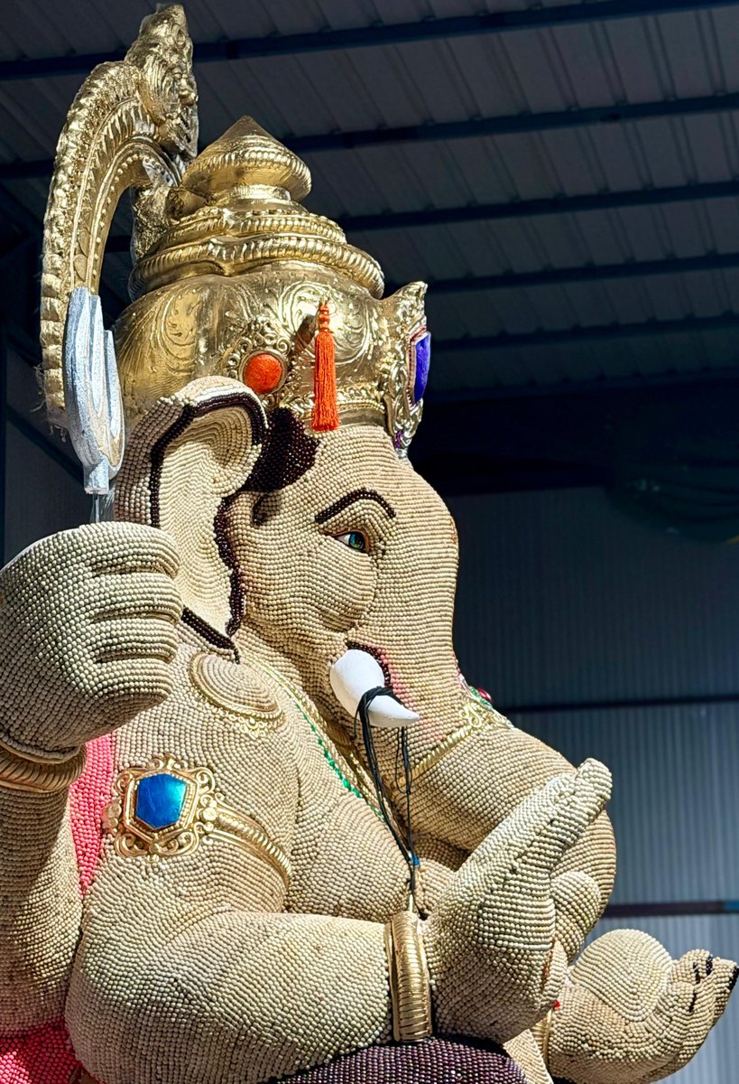 BelagaviKA's tweet photo. ��ುಳಸಿ ಮಾಲೆ ಗಣೇಶ | Tulasi Maali Ganesha 📿

ಕಣಬರ್ಗಿ’ಯ ಮಹಾಗಣಪತಿ (ಕನ್ನಡ ರಂಗ)

ಸಾರ್ವಜನಿಕ ಶ್ರೀ ಗಣೇಶ ಉತ್ಸವ ಮಂಡಳ ಪಾಟೀಲ ಗಲ್ಲಿ ಕಣಬರ್ಗಿ ಬೆಳಗಾವಿ.

#belagavika #belagaviganeshadarshan2026 https://t.co/xn1anF3IeA