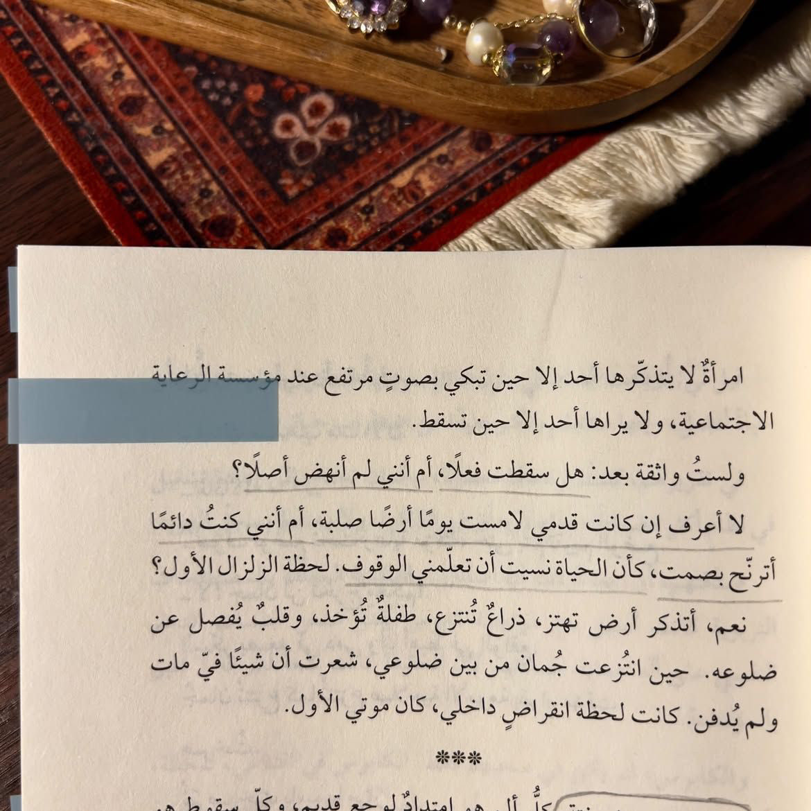 daralrafidain's tweet photo. حين يصبح الوصول إلى «بلاد الأمان» بدايةً لمعركة لم تكن في الحسبان…

في «مدن الحليب والثلج» تأخذنا جليلة السيد في رحلة لولوة؛ من دفء البحرين، مرورًا بسوريا، ��صولًا إلى صقيع السويد، حيث تجد نفسها أمام أقسى ما يمكن أن تواجهه أم: أن تُنتزع منها أمومتها باسم الرعاية.

رواية اجتماعية مؤثرة تفتح ملفات الهجرة، والغربة، والأمومة، والفقد، وتصطدم بالسؤال الأصعب: من يملك الحق في أن يقرر ما هو الأفضل للطفل؟

بلغة عاطفية وحكاية أثارت تفاعلًا واسعًا بين القرّاء، تضعنا جليلة السيد أمام الجانب الآخر من حلم الهجرة؛ حين لا يكون الأمان كما تخيلناه، وحين تصبح استعادة العائلة معركةً كاملة. 
#معرض_أبوظبي_الدولي_للكتاب