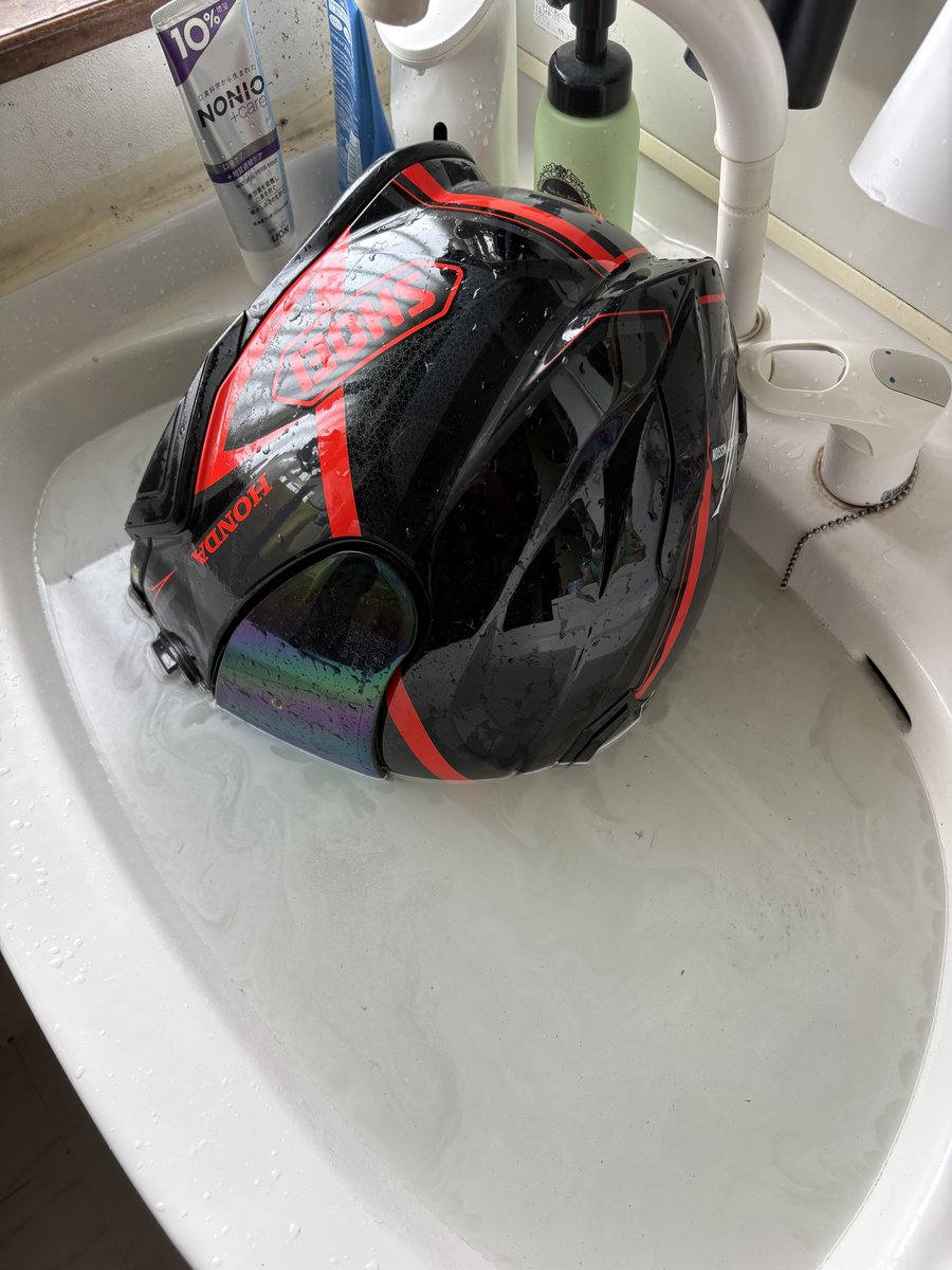 kabigon_704's tweet photo. ヘルメット被ったら肌荒れるなーと思って内装パーツ以外も洗ってみた
6年使ってるとやっぱり汚いな🥲 https://t.co/wsOAPFcRuO