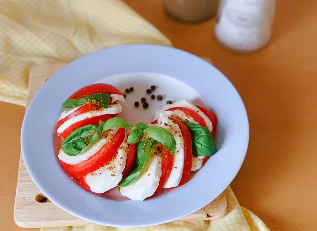 thorc069026's tweet photo. Just restocked our farmers’ market haul: crisp cherry tomatoes, fragrant basil, and creamy mozzarella! Ready to whip up a vibrant Caprese salad for tonight’s dinner. https://t.co/R11T8c9d62