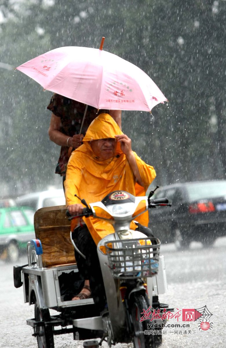 rlahyun's tweet photo. [Saw an elderly man struggling to carry groceries up a slippery street. A teen cyclist stopped mid-ride to help, no words exchanged, just a quick smile before going on his way. Small kindnesses make big days!]， https://t.co/YcgdheMLcP