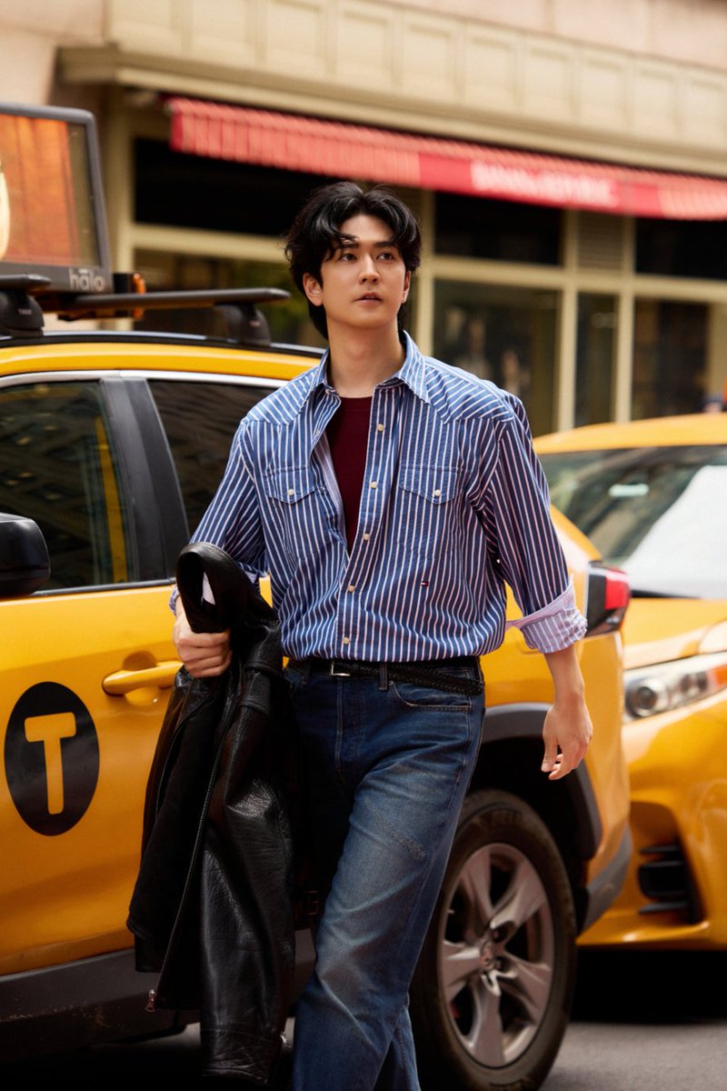 TommyHilfigerJP's tweet photo. ニューヨークの街を歩く #中島裕翔 。

#トミーヒルフィガー を纏って、街の空気感を思いっきり楽しむ。

あなたもプレッピーな装いを手に入れて。

https://t.co/yPNq64Xws0 https://t.co/th2FIDrNqQ