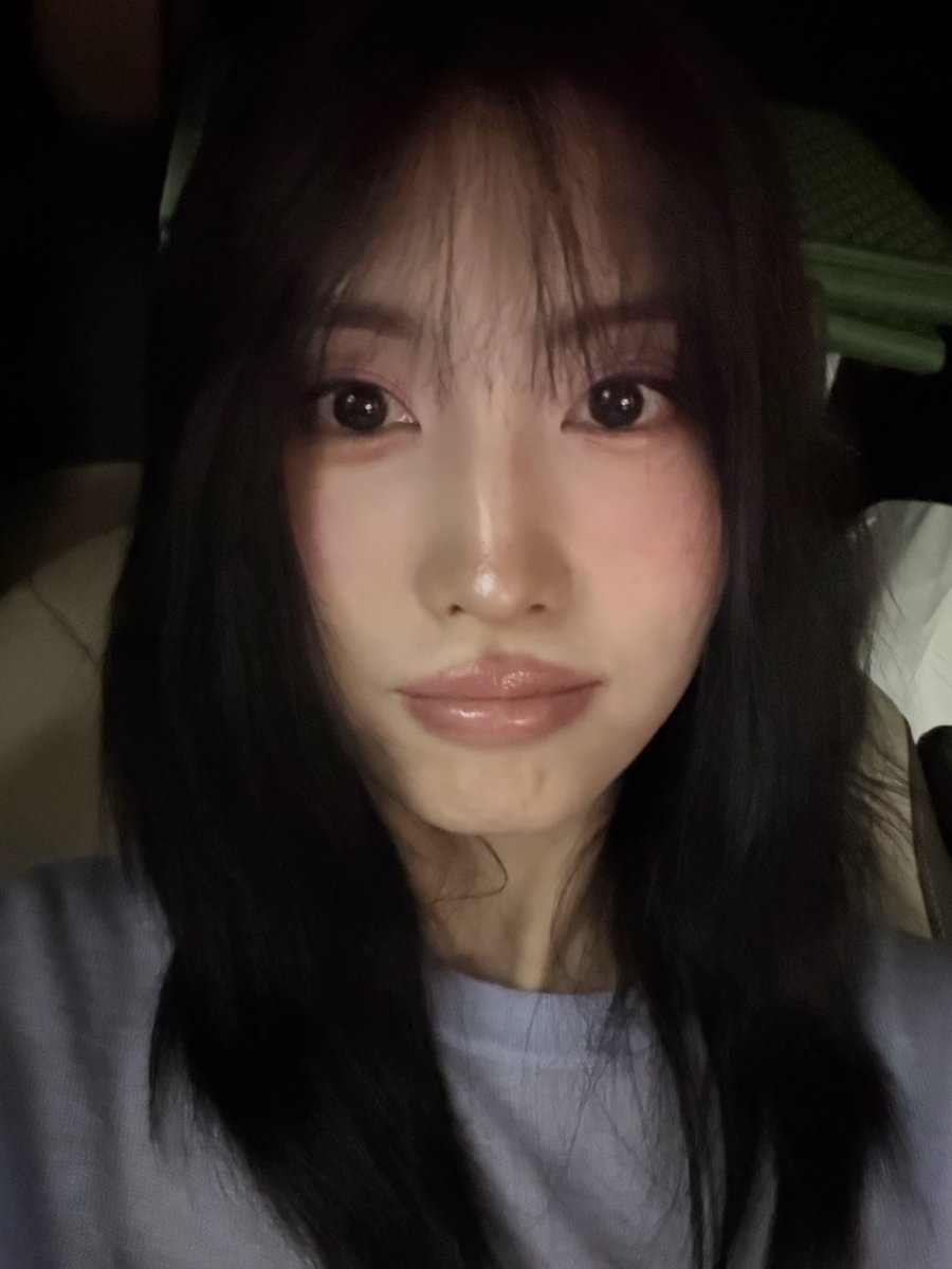 godmitzu's tweet photo. MOMO SELCA SHE'S SO PRETTY https://t.co/u9fL18319n