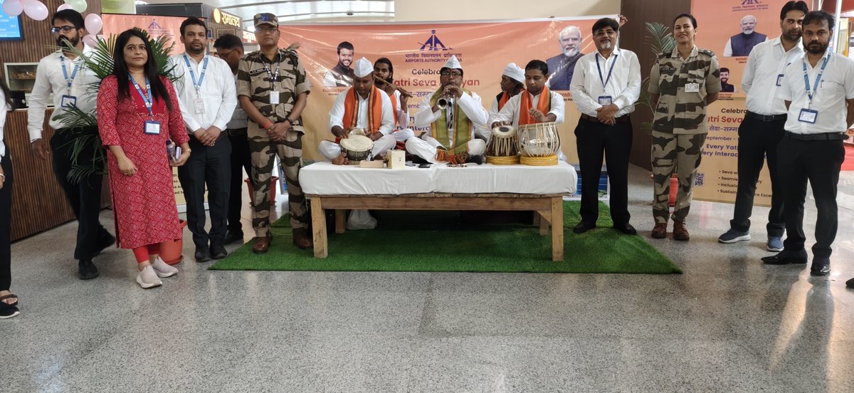 aaivnsairport's tweet photo. वाराणसी हवाई अड्डे पर 'यात्री सेवा दिवस' के अवसर पर टर्मिनल भवन में शहनाई वादन का कार्यक्रम आयोजित किया गया।
​शहनाई की मधुर तानों ने हवाई अड्डे के वातावरण को बनारसी संस्कृति से सराबोर कर दिया, जिससे यात्रियों को एक अद्भुत अनुभव मिला। 🎶✨
#YatriSewaDiwas 
@MoCA_GoI 
@AAI_Official https://t.co/cMbq2kYzwB