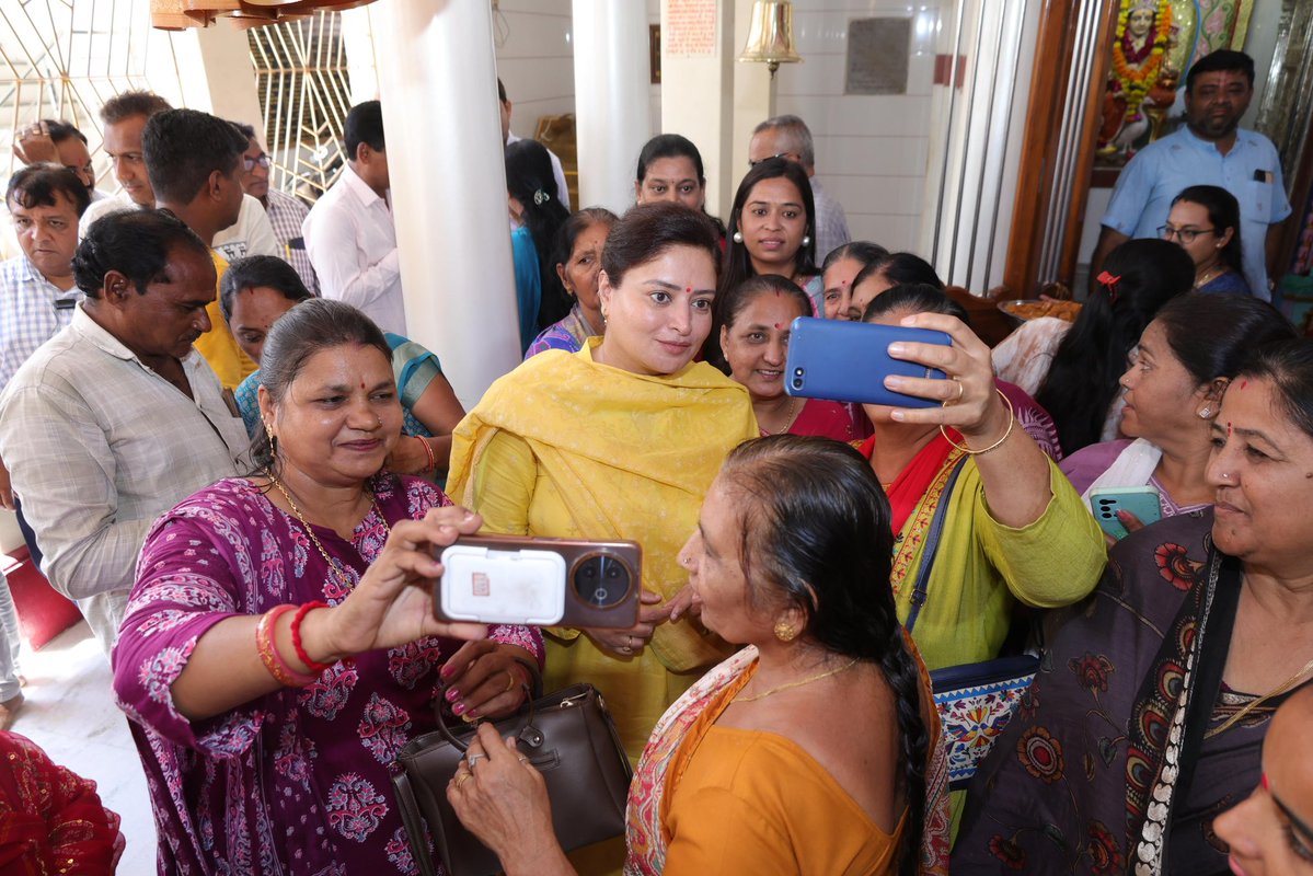 PoonambenMaadam's tweet photo. ભગવાન શ્રી વિશ્વકર્મા જયંતીના પાવન અવસરે તથા આદરણીય વડાપ્રધાન શ્રી @narendramodi સાહેબના જન્મદિવસ નિમિત્તે વિશ્વકર્મા મંદિરે દર્શન કરી ભગવાન શ્રી વિશ્વકર્માજીની પૂજા-અર્ચના અને આરતી કરી.

ભગવાન શ્રી વિશ્વકર્માજી આપણા યશસ્વી વડાપ્રધાનશ્રીને દીર્ઘાયુષ્ય, ઉત્તમ સ્વાસ્થ્ય અને અખૂટ શક્તિ અર્પે તથા તેમના નેતૃત્વમાં આપણા દેશની પ્રગતિ અને નિર્માણની યાત્રાને સતત નવી ઊંચાઈઓ પ્રાપ્ત થાય એવી હૃદયપૂર્વક પ્રાર્થના કરી.

#HappyBdayPMModi