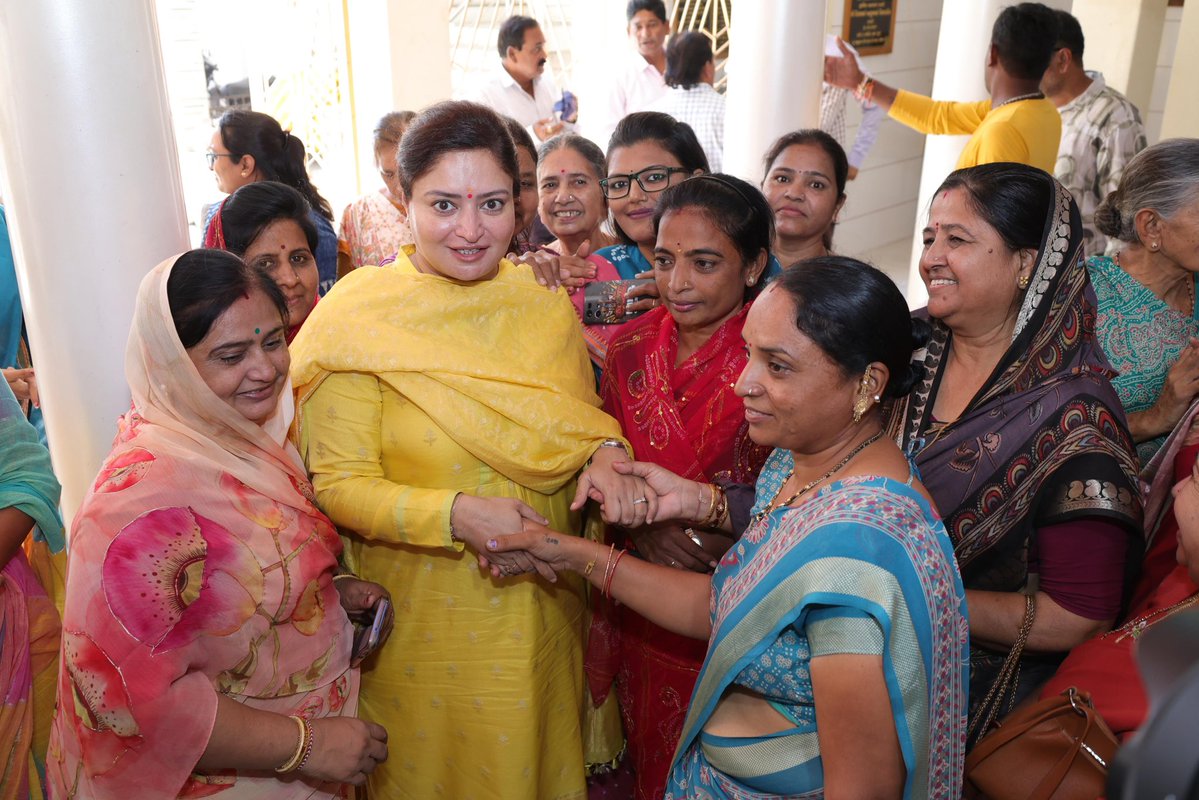 PoonambenMaadam's tweet photo. ભગવાન શ્રી વિશ્વકર્મા જયંતીના પાવન અવસરે તથા આદરણીય વડાપ્રધાન શ્રી @narendramodi સાહેબના જન્મદિવસ નિમિત્તે વિશ્વકર્મા મંદિરે દર્શન કરી ભગવાન શ્રી વિશ્વકર્માજીની પૂજા-અર્ચના અને આરતી કરી.

ભગવાન શ્રી વિશ્વકર્માજી આપણા યશસ્વી વડાપ્રધાનશ્રીને દીર્ઘાયુષ્ય, ઉત્તમ સ્વાસ્થ્ય અને અખૂટ શક્તિ અર્પે તથા તેમના નેતૃત્વમાં આપણા દેશની પ્રગતિ અને નિર્માણની યાત્રાને સતત નવી ઊંચાઈઓ પ્રાપ્ત થાય એવી હૃદયપૂર્વક પ્રાર્થના કરી.

#HappyBdayPMModi