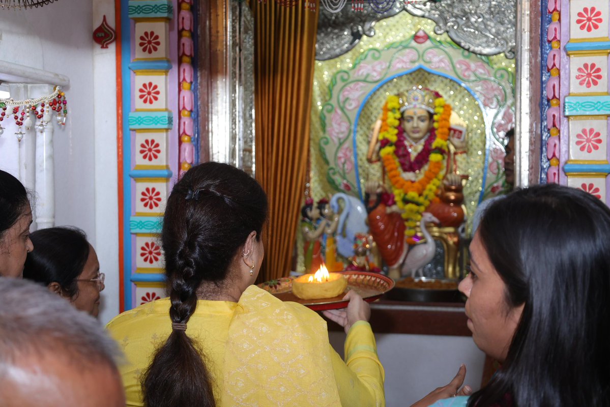 PoonambenMaadam's tweet photo. ભગવાન શ્રી વિશ્વકર્મા જયંતીના પાવન અવસરે તથા આદરણીય વડાપ્રધાન શ્રી @narendramodi સાહેબના જન્મદિવસ નિમિત્તે વિશ્વકર્મા મંદિરે દર્શન કરી ભગવાન શ્રી વિશ્વકર્માજીની પૂજા-અર્ચના અને આરતી કરી.

ભગવાન શ્રી વિશ્વકર્માજી આપણા યશસ્વી વડાપ્રધાનશ્રીને દીર્ઘાયુષ્ય, ઉત્તમ સ્વાસ્થ્ય અને અખૂટ શક્તિ અર્પે તથા તેમના નેતૃત્વમાં આપણા દેશની પ્રગતિ અને નિર્માણની યાત્રાને સતત નવી ઊંચાઈઓ પ્રાપ્ત થાય એવી હૃદયપૂર્વક પ્રાર્થના કરી.

#HappyBdayPMModi