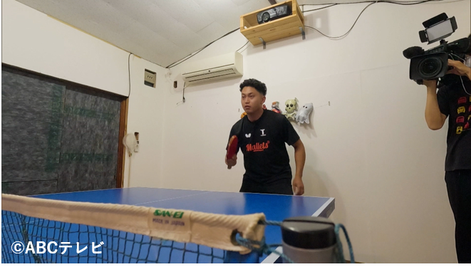 abc_knightscoop's tweet photo. 今週のナイトスクープ１本目は…  

「卓球最強74歳おばあちゃんに勝ちたい！」

兵庫県の男性（２５）から。僕には、どうしても卓球で勝てない相手がいる。それは、妻のおばあちゃんだ。初めて対戦したのは６年前。妻のおばあちゃんは、４３歳から本格的に卓球を始めて、自宅には卓球台も置いているほど卓球好きなのだが、現在７４歳。私は学生時代、野球部に所属し、運動神経、動体視力、体力に自信もあり、軽い気持ちで試合をしたのだが、完膚なきまでに叩きのめされた。「あんたには、試合用のラケット、シューズを使わなくてもええわ」とあおられ、７４歳初老のおばあちゃんに、僕のプライドはズタズタにされた。そこで、妻のおばあちゃんに卓球で勝てるよう、鍛えてもらえないだろうか。試合に勝って、おばあちゃんに「ギャフン」と言わせたい、というもの。