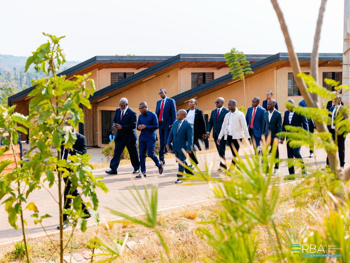 rbarwanda's tweet photo. 📸AMAFOTO📸

Perezida wa Bénin, Romuald Wadagni, uri mu ruzinduko rw’akazi mu Rwanda, yasuye Ishuri Rikuru ryigisha Ubuhinzi n’Ubworozi bubungabunga Ubutaka (Rwanda Institute for Conservation Agriculture - RICA).

Muri iri shuri, Perezida Wadagni yeretswe ibijyanye n’ubworozi bw’inka harimo izitanga amata, anasobanurirwa uko umukamo wazo uba uhagaze kubera uko zitabwaho, ndetse n’uko bongerera agaciro inyama z’inka zororerwa kubagwa. #RBAAmakuru

📸: @Nkuranga_