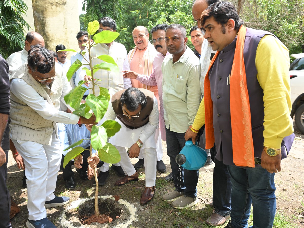 MPRakeshSingh's tweet photo. सेवा का संकल्प, हरियाली का संदेश।

यशस्वी प्रधानमंत्री श्री @narendramodi जी के जन्मदिवस एवं सार्वजनिक जीवन के 25 वर्ष पूर्ण होने के उपलक्ष्य में ‘सेवा संकल्प अभियान’ के तहत प्रधानमंत्री कॉलेज ऑफ एक्सीलेंस, शासकीय महाकौशल स्वशासी अग्रणी महाविद्यालय, जबलपुर में पौधारोपण किया।

#HappyBdayPMModi 
#SevaSankalpAbhiyan #सेवा_संकल्प_अभियान