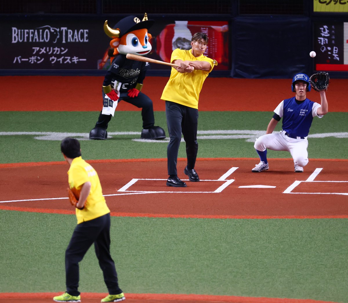 nikkan_orix's tweet photo. セレモニアルピッチの吉村洋文大阪府知事とおおさか健活大使の糸井嘉男氏（撮影・加藤哉カメラマン）
#Bs2026 #オリックスバファローズ https://t.co/HSNCRcgJwW