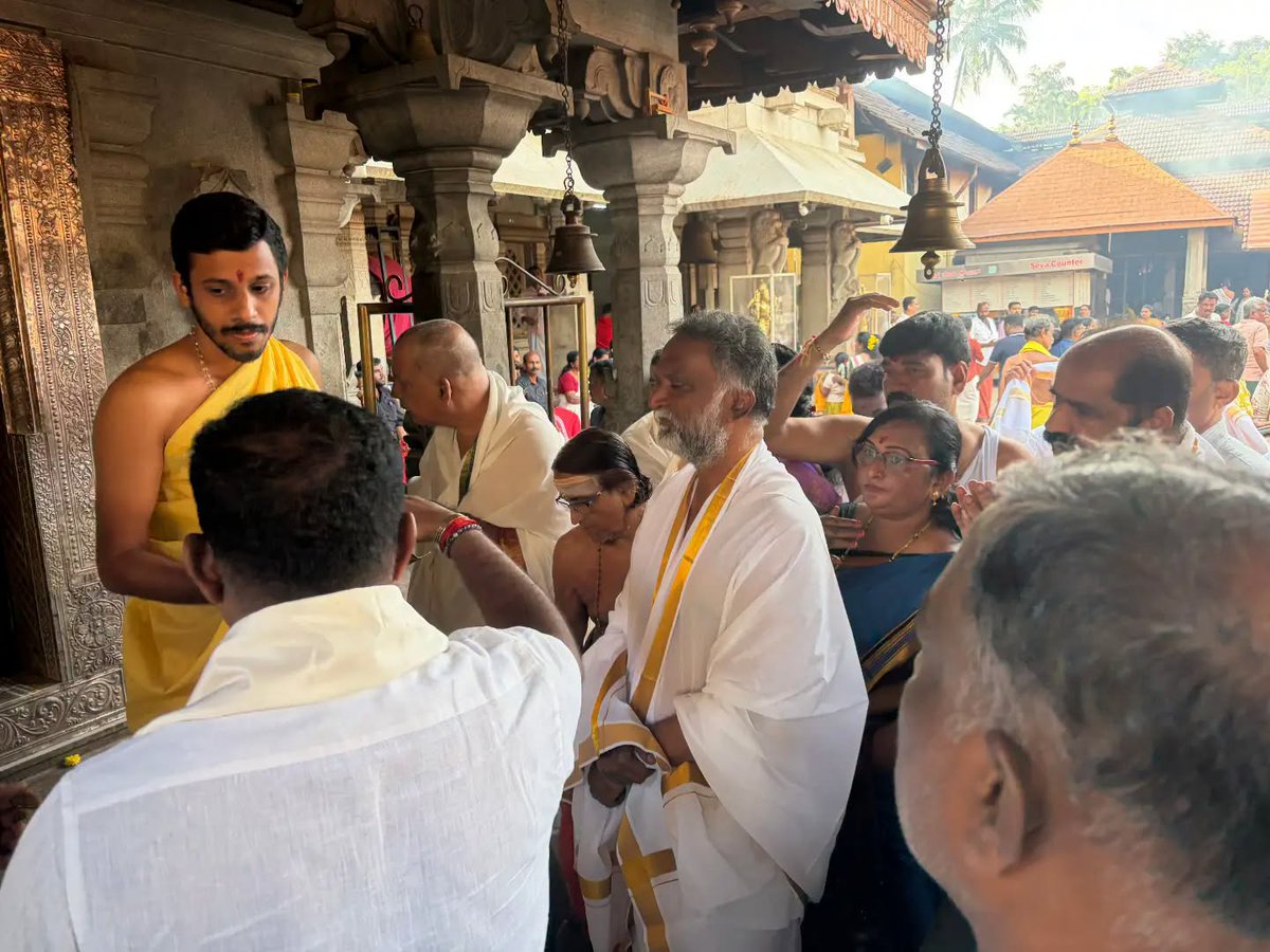 KSBasavanthappa's tweet photo. ಸುಪ್ರಸಿದ್ದ ಶ್ರೀ ಕ್ಷೇತ್ರ ಕೊಲ್ಲೂರಿನ ಶ್ರೀ ಮೂಕಾಂಬಿಕಾ ದೇವಾಲಯಕ್ಕೆ ಭೇಟಿ ನೀಡಿ, ಶ್ರೀ ಮೂಕಾಂಬಿಕಾ ದೇವಿಯ ದರ್ಶನ ಪಡೆದು ನಾಡಿನ ಸಮೃದ್ದಿ, ಶಾಂತಿಗಾಗಿ ವಿಶೇಷ ಪೂಜೆ ಸಲ್ಲಿಸಿ ಪ್ರಾರ್ಥಿಸಿದೆ.
ತಾಯಿ ಮೂಕಾಂಬಿಕೆಯ ಕೃಪೆ ಹಾಗೂ ಆಶೀರ್ವಾದ ಸದಾ ನಾಡಿನ ಜನರ ಮೇಲಿರಲಿ ಎಂದು ಪ್ರಾರ್ಥಿಸಲಾಯಿತು.
#KSBasavanthappa #KSBasavanthappaFans https://t.co/hsOun99t3r