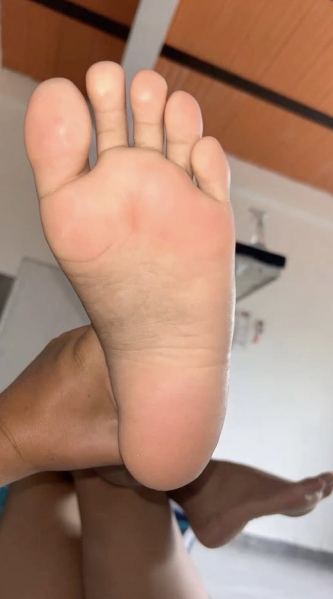 queen_amiraaa's tweet photo. Bonjour @findom , je veux de la pute à fric et à écrasé.

#feet #moneyslave #moneymiss https://t.co/F3ztXlCCr4