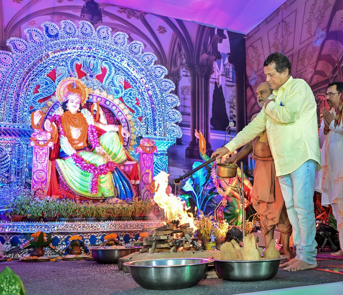 achyuta_samanta's tweet photo. ପବିତ୍ର ବିଶ୍ୱକର୍ମା ପୂଜା ଅବସରରେ ସମସ୍ତଙ୍କୁ ମୋର ହାର୍ଦ୍ଦିକ ଶୁଭେଚ୍ଛା ଓ ଅଭିନନ୍ଦନ।

ସୃଷ୍ଟି ଓ ନିର୍ମାଣର ଦେବତା
ଭଗବାନ ବିଶ୍ୱକର୍ମାଙ୍କ ଆଶୀର୍ବାଦରେ
ସମସ୍ତଙ୍କ ଜୀବନରେ ସୁଖ, ସମୃଦ୍ଧି, ସଫଳତା
ଓ ଶାନ୍ତି ଭରିଯାଉ।

କର୍ମକ୍ଷେତ୍ରରେ ସଫଳତା ମିଳୁ,
ବ୍ୟବସାୟରେ ଉନ୍ନତି ଏବଂ ପରିବାରରେ ସୁଖ ଓ ସମୃଦ୍ଧି ବୃଦ୍ଧି ହେଉ ଏତିକି କାମନା। https://t.co/IXvK5z4dQE