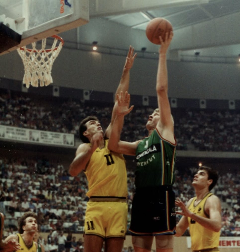 Penya1930's tweet photo. 🎂 Avui fa 35 anys que es va inaugurar el Palau Olímpic de Badalona!

🔙 El 17 de setembre de 1991, ens vam enfrontar a l’Aris i ens vam endur la victòria per 116-69

35 anys de bàsquet i grans moments. I que en siguin molts més! 💚🖤

El següent: la SUPERCOPA!

#CityOfBadalona https://t.co/qFe8HqPDpN