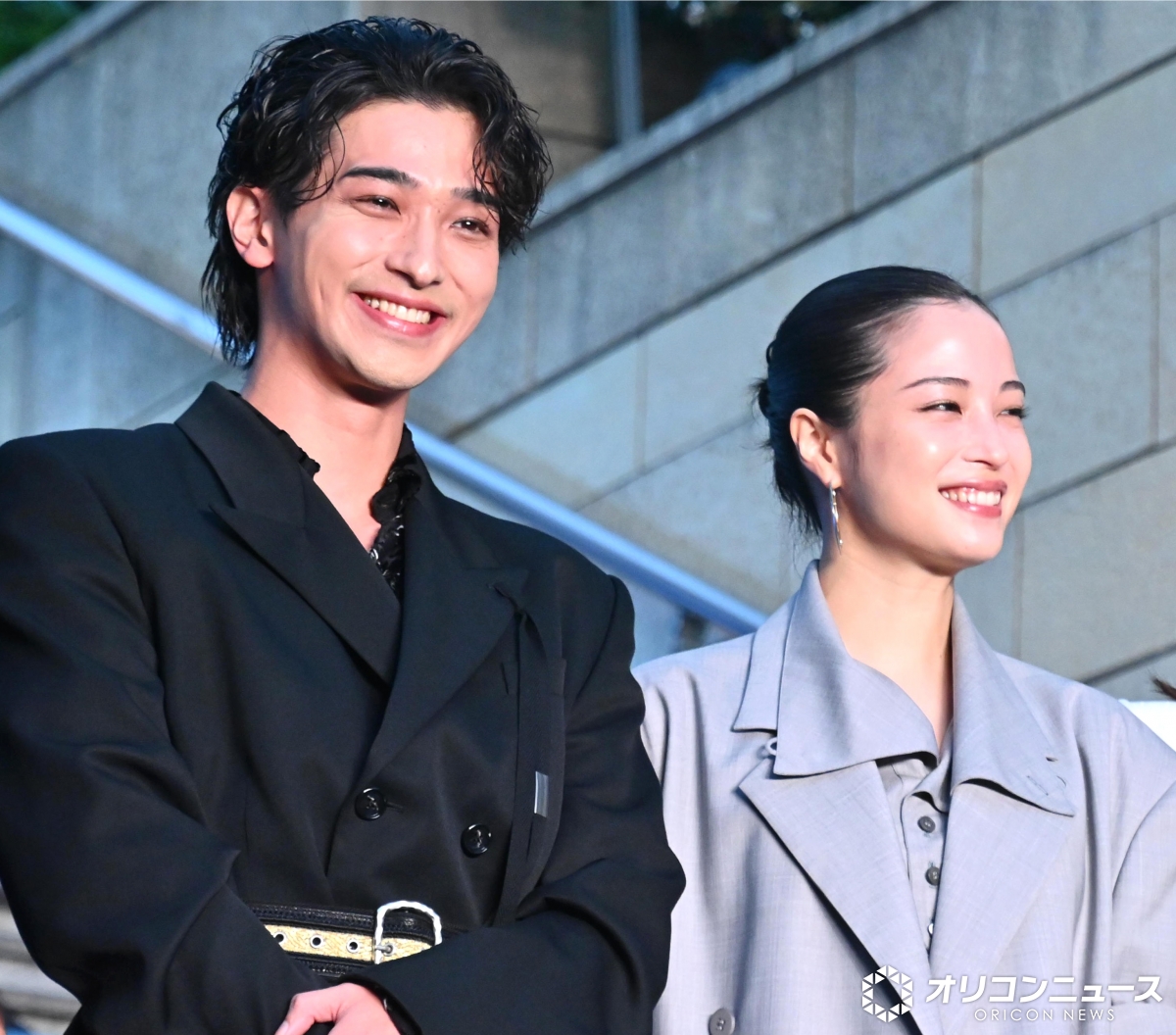 oricon's tweet photo. 横浜流星、広瀬すずら豪華9人が
ブルーカーペット集結❗️
⠀
横浜「私事ですが、昨日30歳を迎えて…」
→ キャストやスタッフから拍手👏
https://t.co/Qy8DFPbs4J
⠀
映画『汝、星のごとく』
横浜流星、広瀬すず、中村アン、濱田岳
尾野真千子、木村佳乃、石田ゆり子
長谷川博己、藤井道人監督 https://t.co/cyUddDtmjy