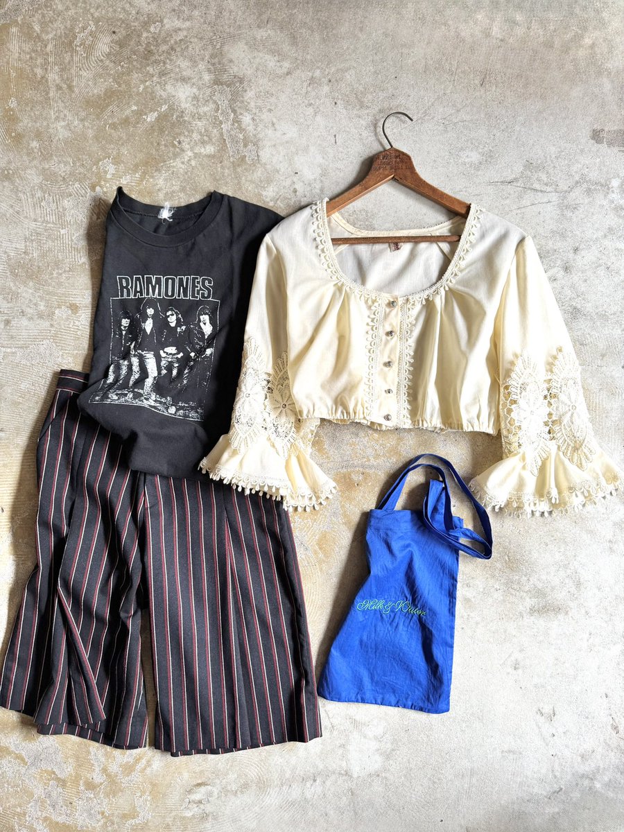 lightcave_alice's tweet photo. Online Store New arrival！

フレアスリーブ クロップドブラウス レース USED | LIGHT CAVE ATTIC OF ALICE https://t.co/e1pVkWEMPM https://t.co/eSSiHEtICm