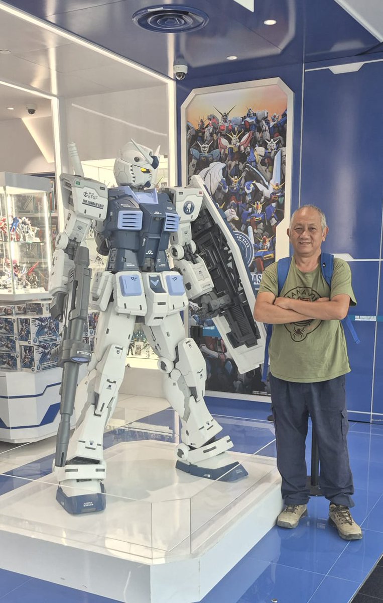 amanda_memey's tweet photo. A year apart, two different countries - my dad unknowingly took a pic with the same gundam model today lmao https://t.co/LjiKLqQ8hB