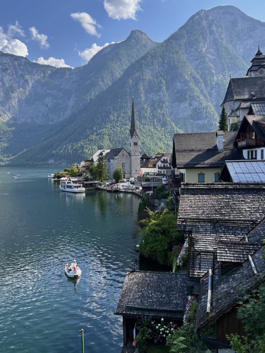 lunecrumbss's tweet photo. Hallstatt Austria https://t.co/2DVAOpJ0TE