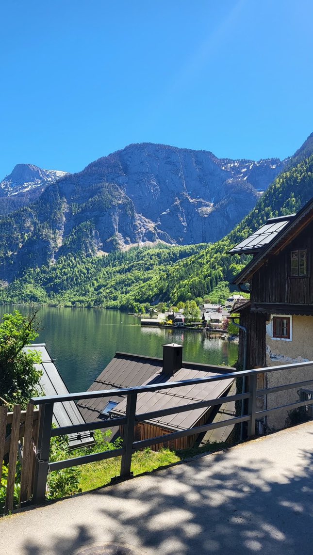 lunecrumbss's tweet photo. Hallstatt Austria https://t.co/2DVAOpJ0TE