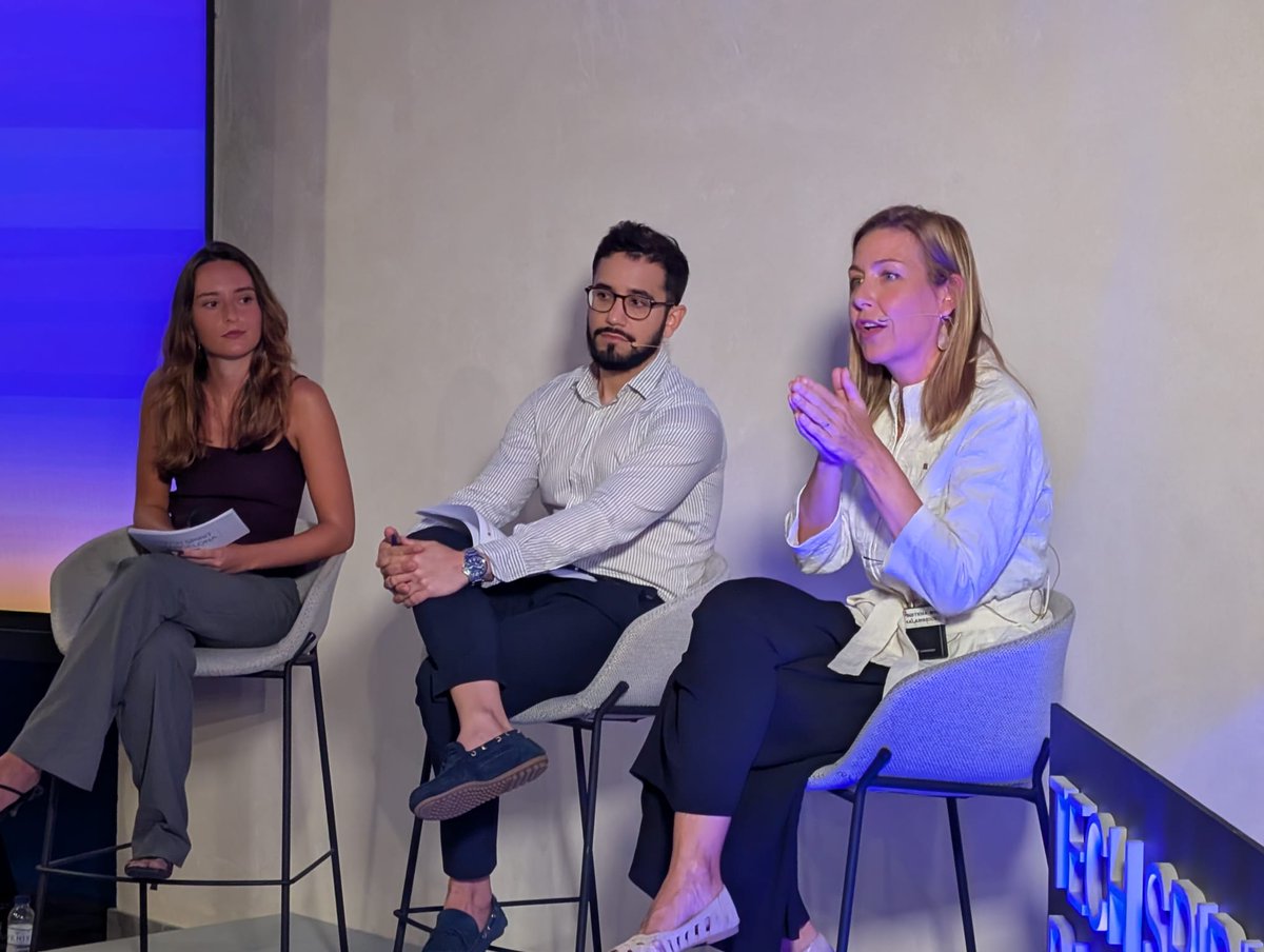 TechBarcelona's tweet photo. Perquè hi hagi més dones en tecnologia i en llocs de lideratge, calen polítiques que impulsin el canvi.

Ens ho expliquen Maria Galindo, Secretària de Polítiques Digitals (@tic) i Fernando Escobar, sotsdirector general a la @SEDIAgob.

Un compromís compartit. https://t.co/H9mgJN10SO