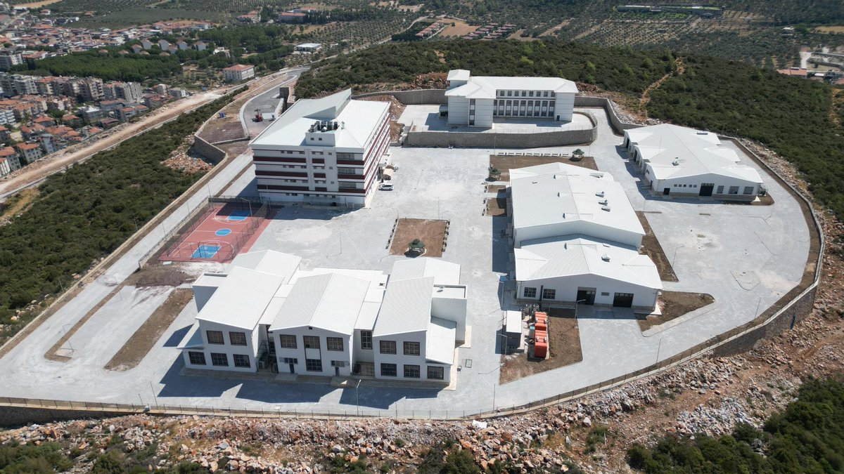 akpartimugla48's tweet photo. Milas Mesleki ve Teknik Anadolu Lisemiz, aziz şehidimiz Emrah Kuran’ın adını alarak Şehit Emrah Kuran Mesleki ve Teknik Anadolu Lisesi oldu.

Şehitlerimizin aziz hatıralarını yaşatmak ve isimlerini gelecek nesillere taşımak, millet olarak en önemli vefa sorumluluklarımızdan biridir. Şehidimiz Emrah Kuran’ın isminin gençlerimizin yetişeceği bu eğitim yuvasında yaşatılacak olmasını son derece kıymetli buluyoruz.

Bu anlamlı sürece verdikleri desteklerden dolayı Millî Eğitim Bakanımız Sayın Yusuf Tekin’e teşekkür ediyoruz.

Aziz şehidimiz Emrah Kuran’ı rahmet, minnet ve dualarla yâd ediyor; tüm şehitlerimize Yüce Allah’tan rahmet diliyoruz. 🇹🇷
