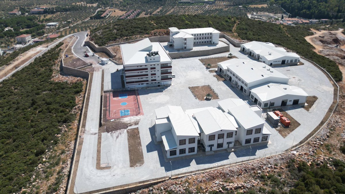 akpartimugla48's tweet photo. Milas Mesleki ve Teknik Anadolu Lisemiz, aziz şehidimiz Emrah Kuran’ın adını alarak Şehit Emrah Kuran Mesleki ve Teknik Anadolu Lisesi oldu.

Şehitlerimizin aziz hatıralarını yaşatmak ve isimlerini gelecek nesillere taşımak, millet olarak en önemli vefa sorumluluklarımızdan biridir. Şehidimiz Emrah Kuran’ın isminin gençlerimizin yetişeceği bu eğitim yuvasında yaşatılacak olmasını son derece kıymetli buluyoruz.

Bu anlamlı sürece verdikleri desteklerden dolayı Millî Eğitim Bakanımız Sayın Yusuf Tekin’e teşekkür ediyoruz.

Aziz şehidimiz Emrah Kuran’ı rahmet, minnet ve dualarla yâd ediyor; tüm şehitlerimize Yüce Allah’tan rahmet diliyoruz. 🇹🇷