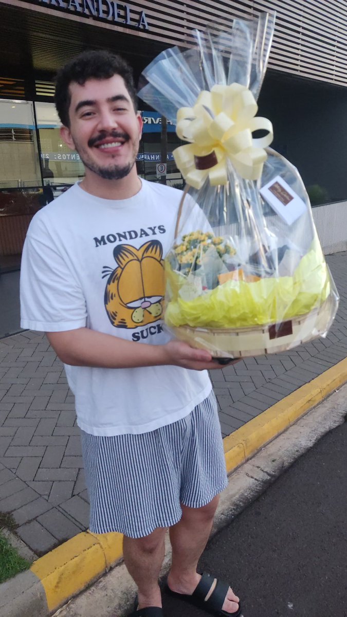 chiozinijean's tweet photo. e eu que desci de pijama pensando que era uma encomenda e era uma cesta com direito a foto no insta da empresa https://t.co/PXFKyolQaj