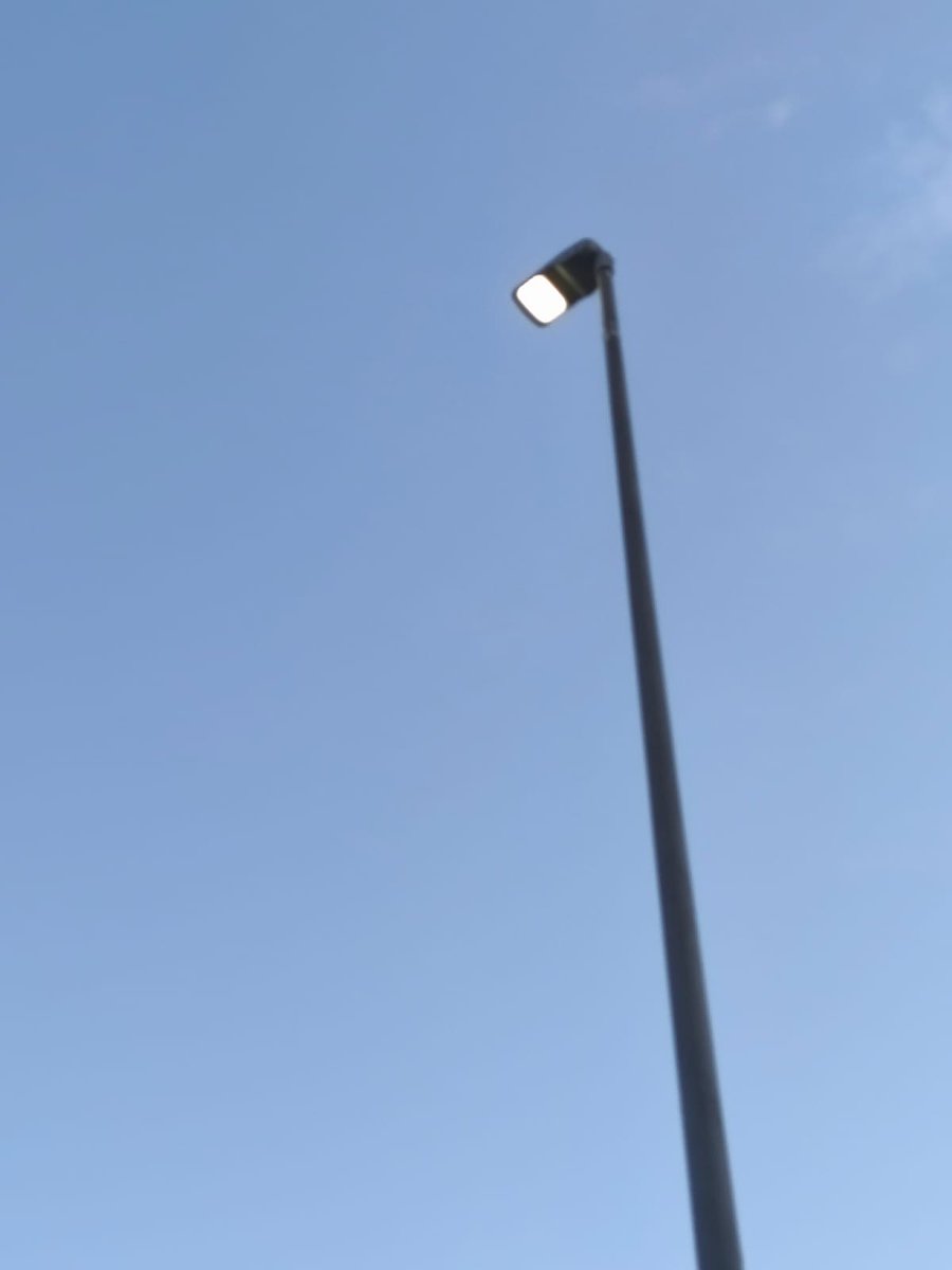 PedroBurgo7914's tweet photo. CAPÍTULO 9 .Misma hora, mismo día, apenas 200 metros de distancia:
📍Calle Berlín (Retamas): iluminación LED encendida y funcionando.
📍 Tramo desde la X de Madrid hasta Fuente Cisneros: totalmente a oscuras.
¿Hay vecinos de primera y vecinos de segunda? Los datos hablan solos. https://t.co/2l6xHius7u