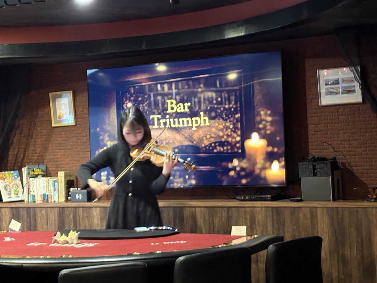 BarTriumph's tweet photo. 大阪・宗右衛門町
バー トライアンフです。

今夜も、そっと扉が開きました。

ヴァイオリンの音色で
少し、華やかな夜です。
おひとり様もお気軽に。

会話と空間を味わう、静かな夜を。 https://t.co/ddy80xqqDp