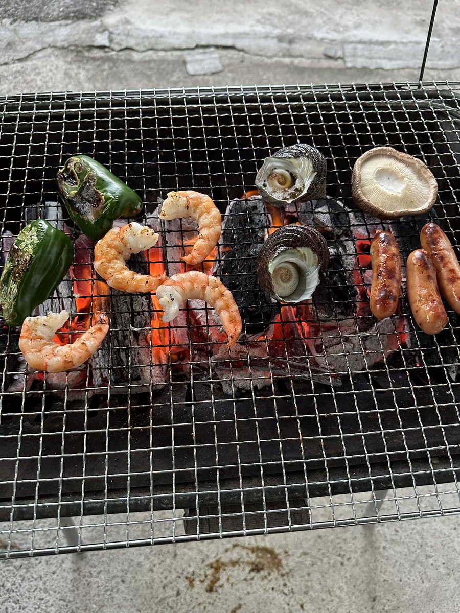 masa01050's tweet photo. 焦げるくらい焼いたシャウエッセンにほりにし
くりまんじゅうのように焼いたしいたけ
全摘出サザエ
幸せ https://t.co/zLLog5U684