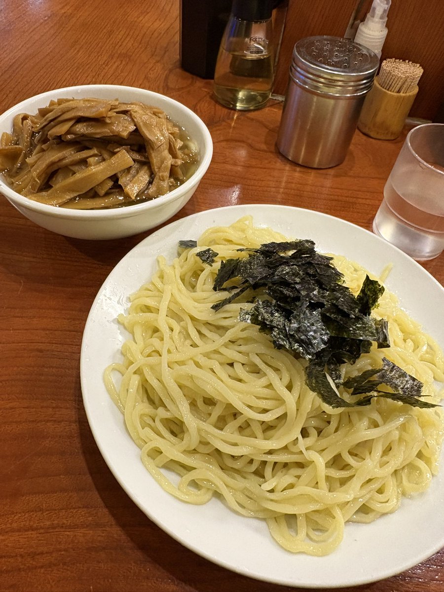 ziromati's tweet photo. らぁめん　満来
メンマつけそば
普通につけ麺としてレベルが低いかなぁ
メンマ大量は嬉しいけど、スープの温度冷めすぎじゃね？これが好きな人いるのかなぁ？ラーメンの方がうまいかもしれないので一旦ここまでにします https://t.co/t4ZYc1dDCu